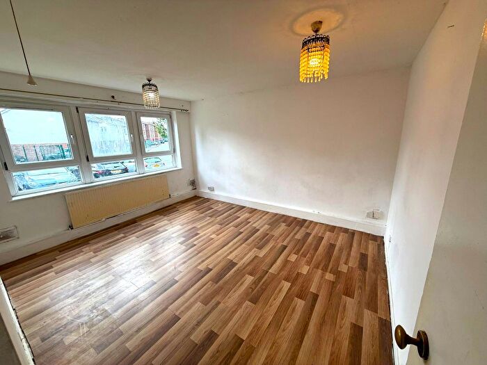 1 Bedroom Flat To Rent In Thornhill Gardens, Barking, IG11
