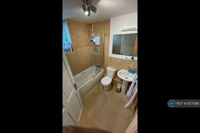 2 Bedroom Flat To Rent In Beecholme, London, N12