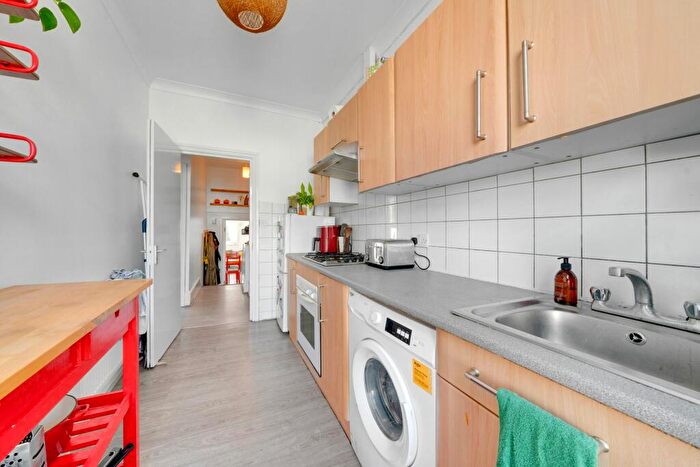 2 Bedroom Flat For Sale In Dynevor Road, London, N16