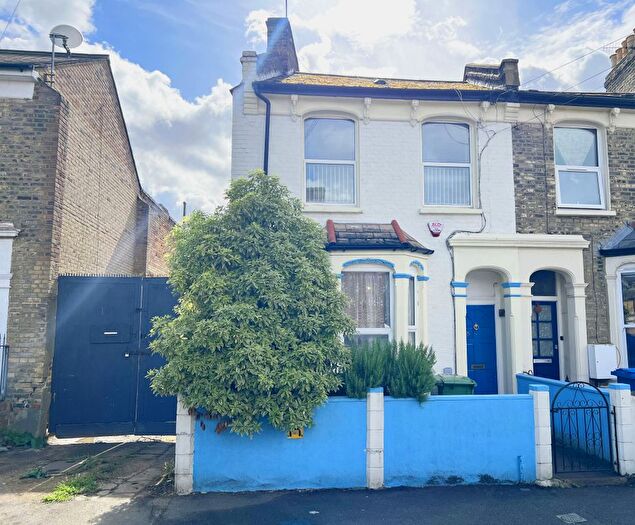 3 Bedroom End Of Terrace House For Sale In Fenham Road, London, SE15
