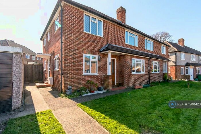 2 Bedroom Flat To Rent In Alsom Avenue, Stoneleigh, KT4