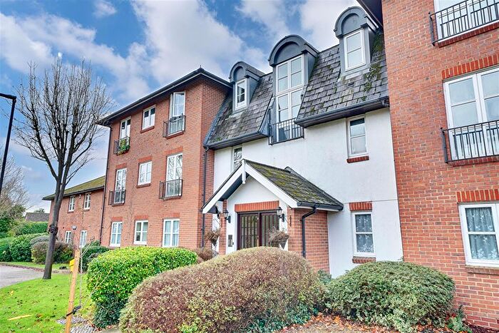2 Bedroom Flat For Sale In Henry Close, Enfield, EN2