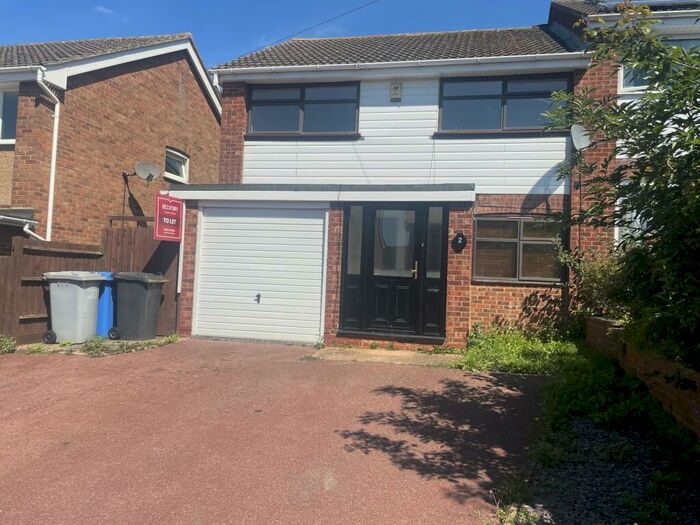 4 Bedroom Semi-Detached House To Rent In Wavell Close, Kettering, NN15