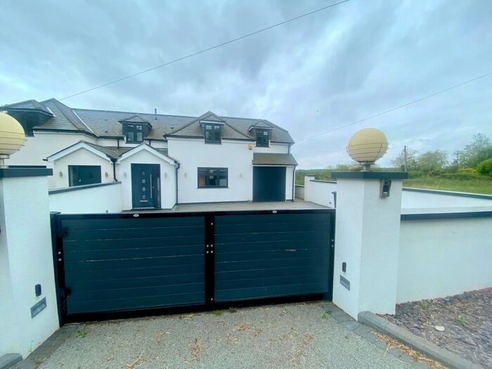 4 Bedroom Semi-Detached House To Rent In Weald Road, South Weald, Brentwood, CM14