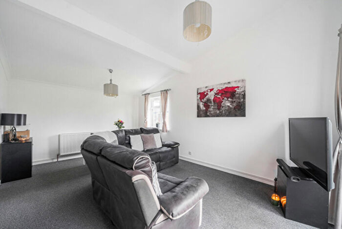 2 Bedroom Bungalow For Sale In Hurst Park Road, Twyford, Reading, Berkshire, RG10