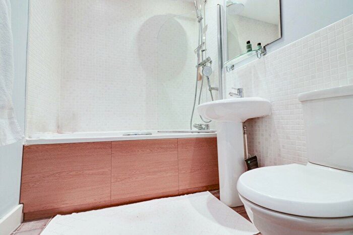 2 Bedroom Flat For Sale In Cornmill View, Horsforth, Leeds, West Yorkshire, LS18