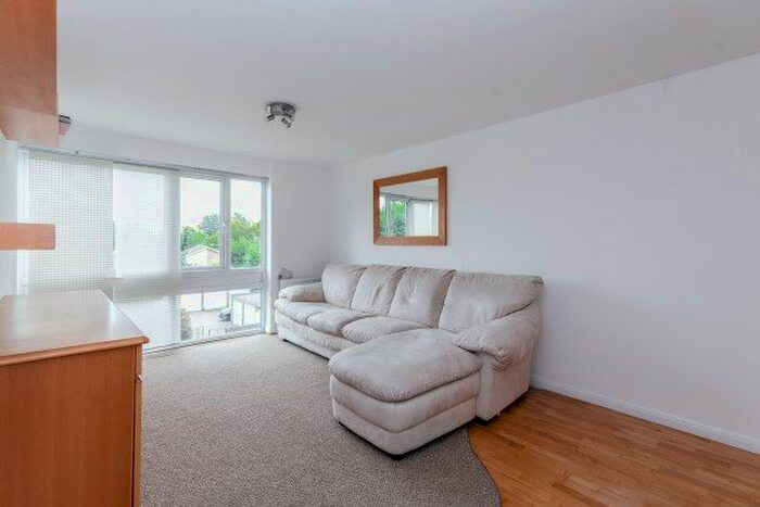 3 Bedroom Flat To Rent In Cleveland Road, London, E18