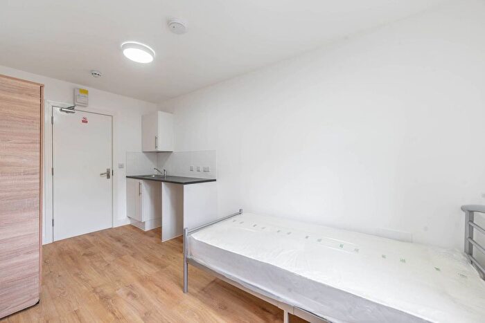 Studio To Rent In Freeland Road, Ealing, London, W5
