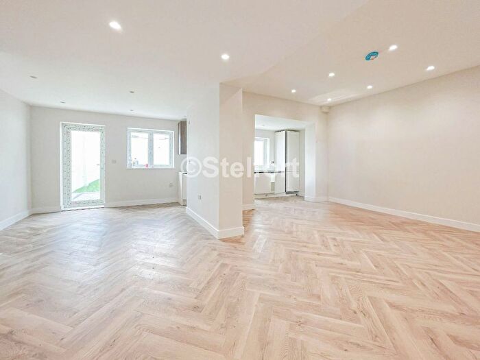 4 Bedroom Flat To Rent In Chichele Road, London, NW2