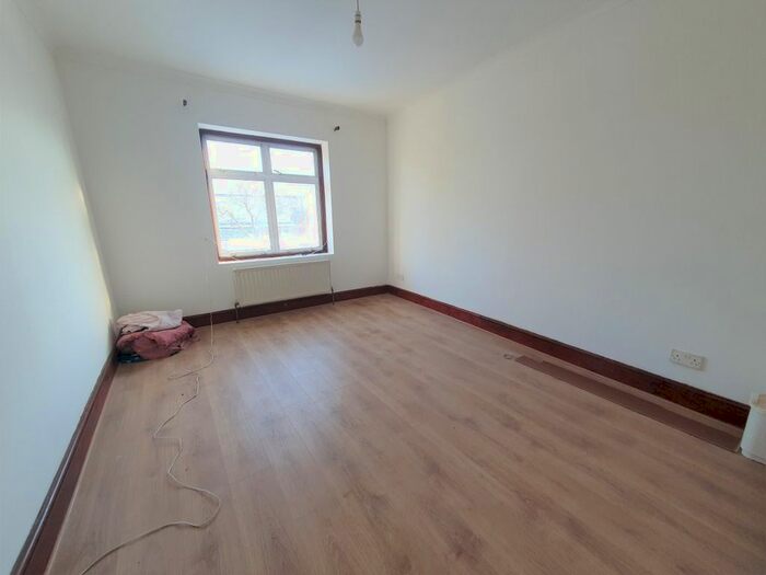 3 Bedroom Flat To Rent In Downshall Avenue, Seven Kings, Ilford, IG3