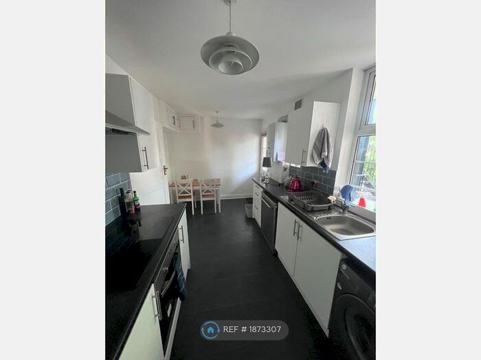 3 Bedroom Flat To Rent In Woodford House, London, E18
