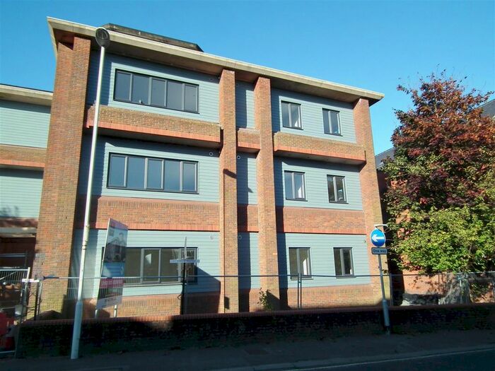 2 Bedroom Flat To Rent In Cantelupe Road, East Grinstead, RH19