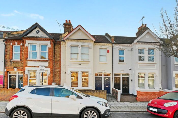 1 Bedroom Flat To Rent In Lydden Grove, Earlsfield, London, SW18