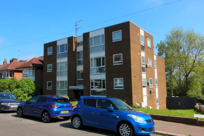 2 Bedroom Apartment For Sale In Warwick Road, Barnet, EN5