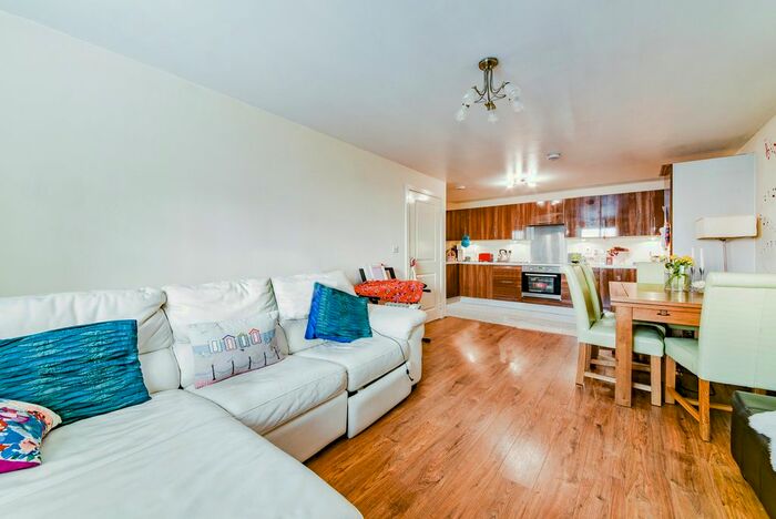 2 Bedroom Flat To Rent In Schoolgate Drive, Morden, SM4