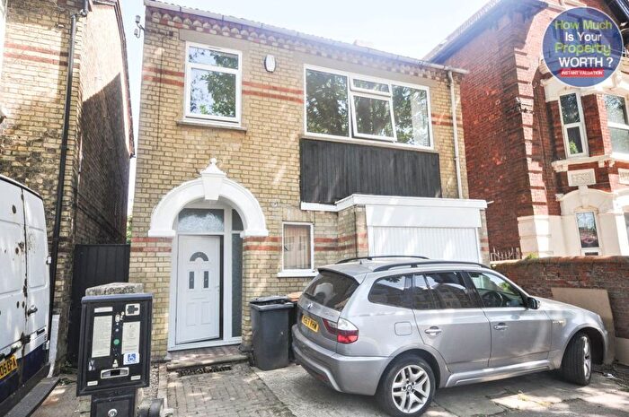 5 Bedroom Detached House To Rent In Warwick Avenue, Bedford, MK40