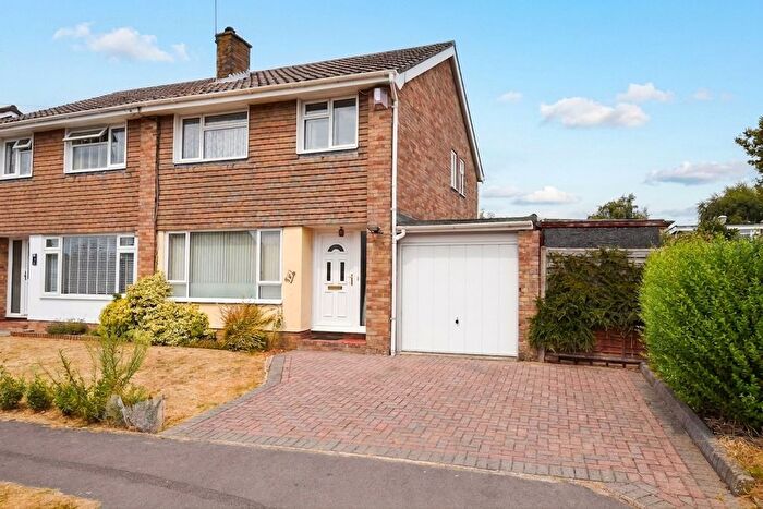 3 Bedroom Semi-Detached House For Sale In New Road, Fair Oak, SO50