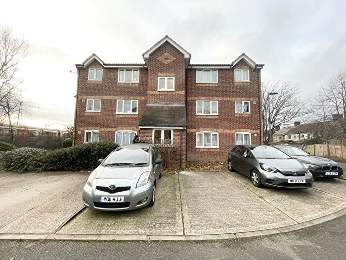 1 Bedroom Flat To Rent In Greenslade Road, Barking, IG11