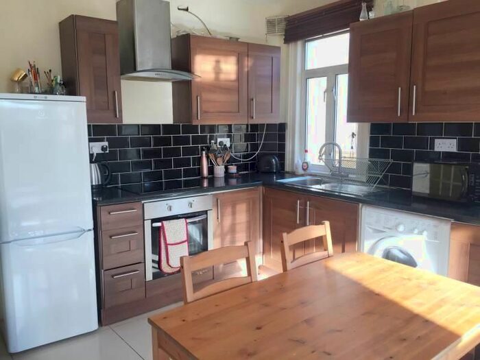 3 Bedroom Flat To Rent In Niton Street, London, SW6
