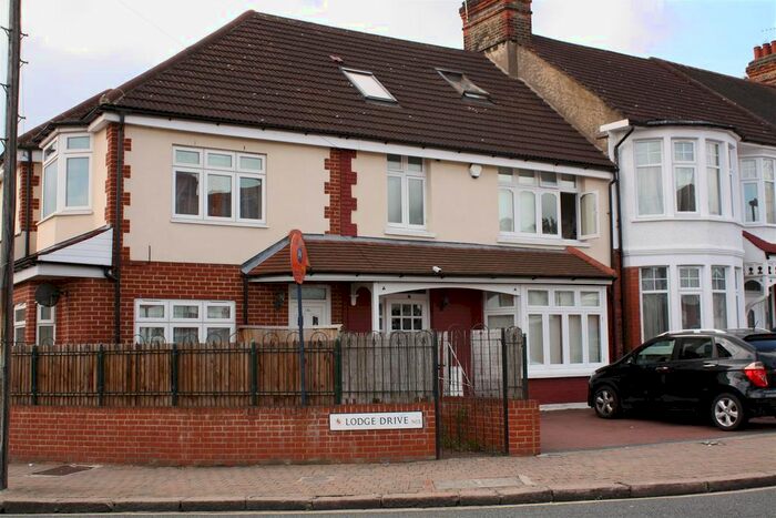 2 Bedroom Flat To Rent In Lodge Drive, Palmers Green, London, N13