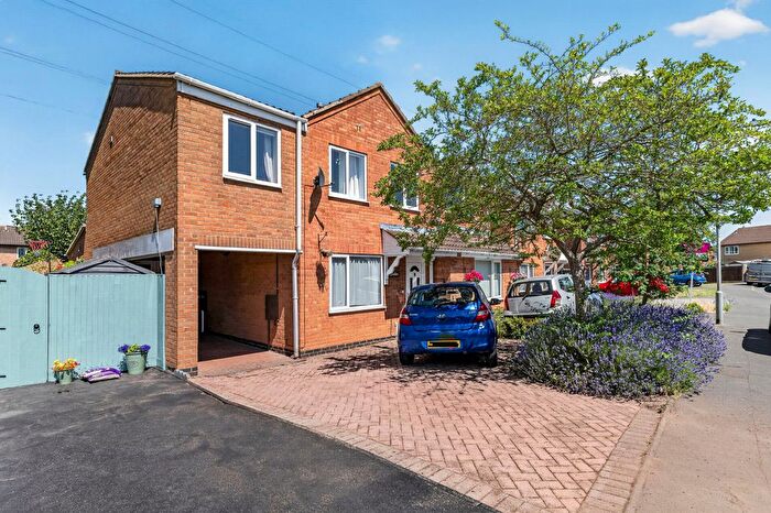 4 Bedroom Semi-Detached House For Sale In Birkdale Close, Grantham, Lincolnshire, NG31