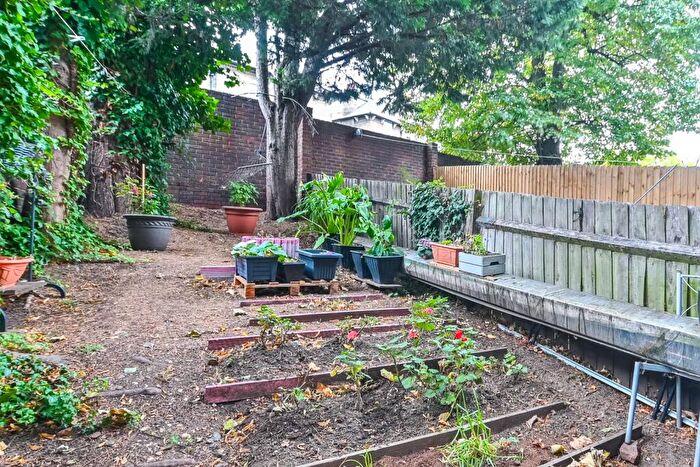 Studio To Rent In Melyn Close, Tufnell Park, London, N7