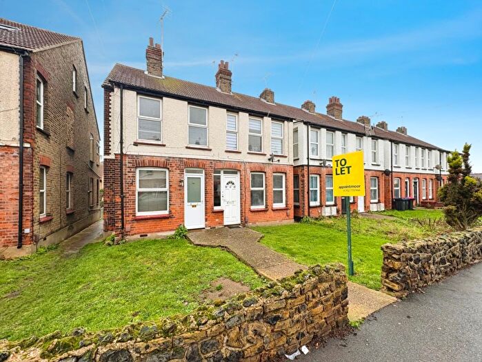 Studio To Rent In Carlingford Drive, Westcliff-On-Sea, SS0