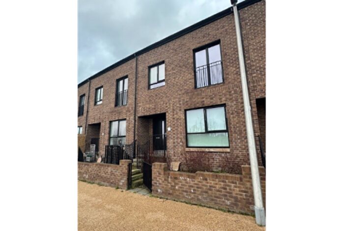 2 Bedroom Terraced House To Rent In , Cuddies Walk, G4