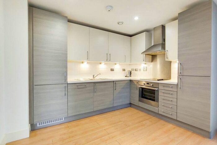 2 Bedroom Flat To Rent In Province Square, Canary Wharf, London, E14