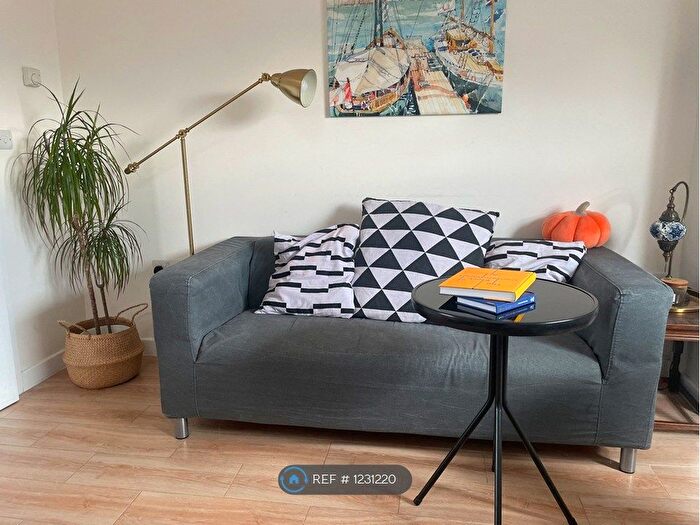 3 Bedroom Flat To Rent In Plough Way, London, SE16