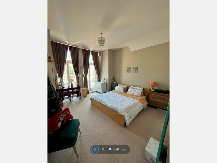 2 Bedroom Flat To Rent In Courtlands Place, Eastbourne, BN21