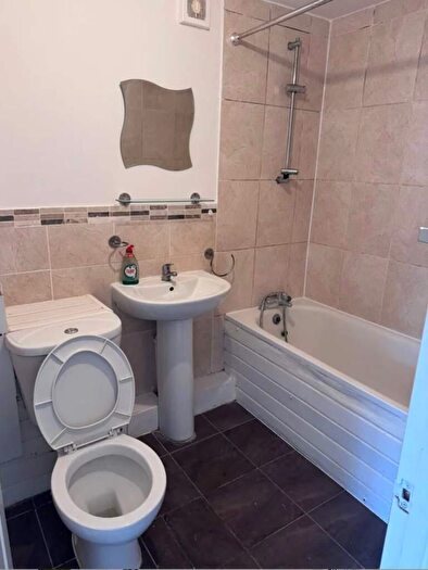 2 Bedroom Flat To Rent In Pickard Close, London, N14