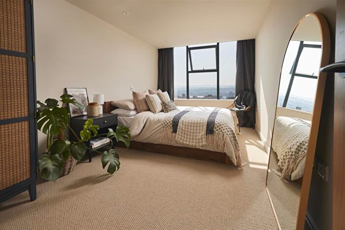 2 Bedroom Flat To Rent In Fore Street, Exeter, EX4