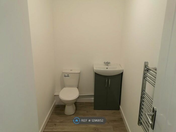 1 Bedroom Flat To Rent In Lifeboat Steps, Scarborough YO11