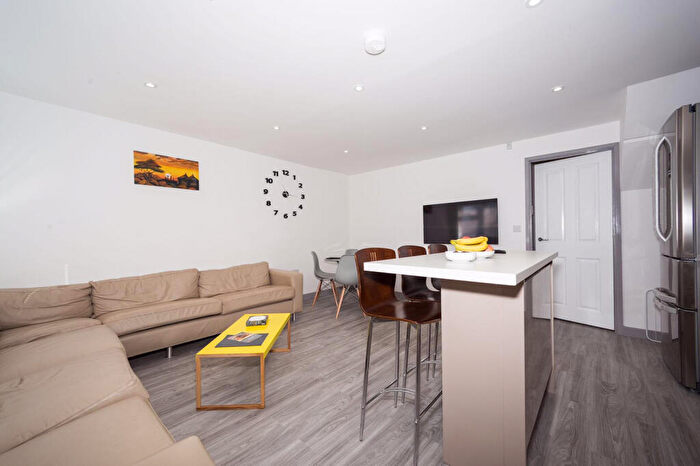 4 Bedroom House To Rent In Kendal Lane, Leeds, LS3