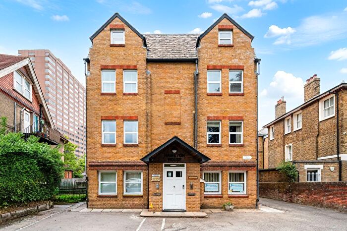 3 Bedroom Flat To Rent In Cedar Road, Sutton, SM2