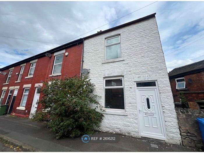3 Bedroom Flat To Rent In Meadow Street, Hyde, SK14