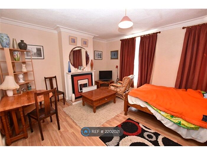 1 Bedroom Flat To Rent In Harehills, Leeds, LS8