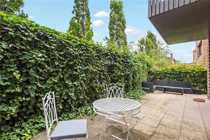 2 Bedroom Flat To Rent In Cobalt Place, London, SW11