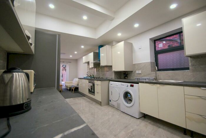 8 Bedroom Terraced House To Rent In St. Edwards Road - Ensuite Student Property, B29