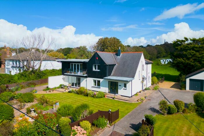 5 Bedroom Smallholding For Sale In Beach Road, Sully, CF64