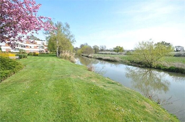 2 Bedroom Flat For Sale In Esher Road, Hersham, KT12