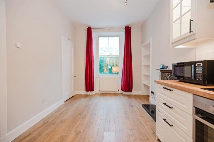 2 Bedroom Flat To Rent In L Richmond Terrace, Edinburgh, EH11