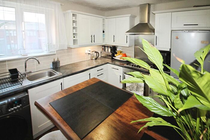 2 Bedroom Flat For Sale In Heron Grove, Leeds, LS17