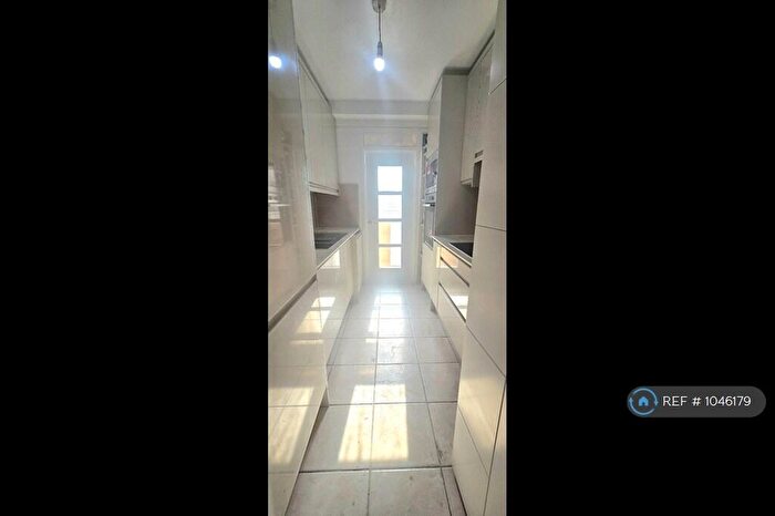 2 Bedroom Flat To Rent In Valley Grove, Charlton, SE7