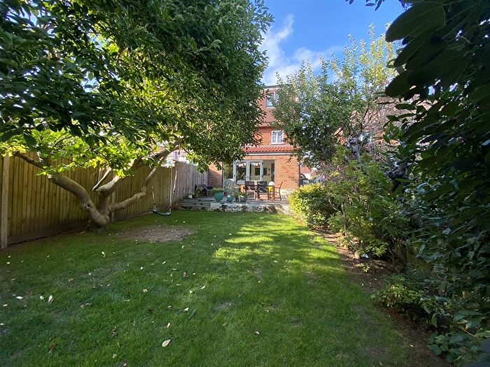 4 Bedroom Semi-Detached House For Sale In Barnfield Road, Harpenden, AL5
