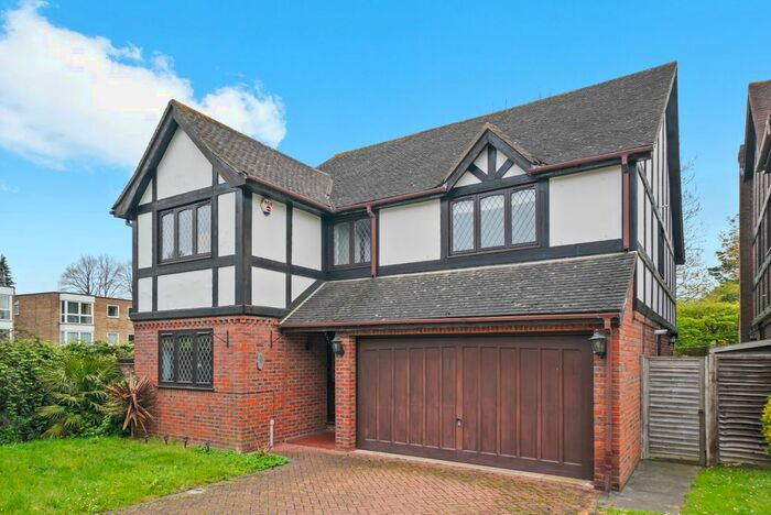 5 Bedroom Detached House For Sale In Rangeworth Place, Sidcup, DA15