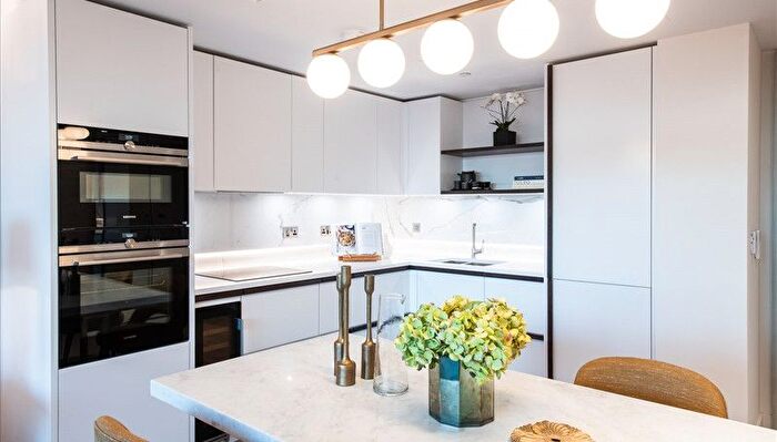 2 Bedroom Flat To Rent In Edgware Road, Paddington, Greater London, W2