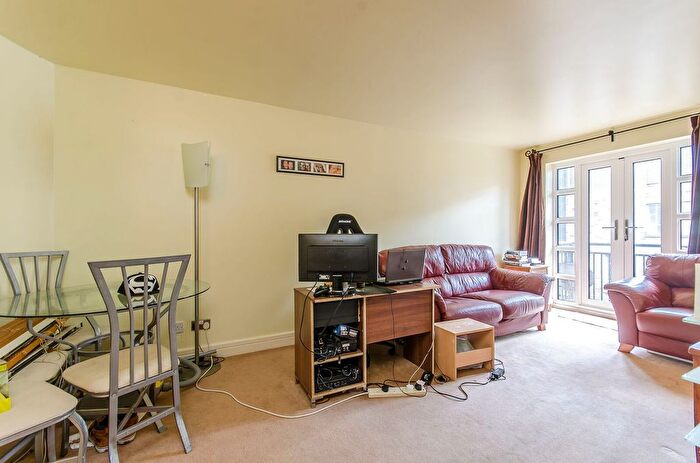 2 Bedroom Flat To Rent In Equity Square, Shoreditch, London, E2