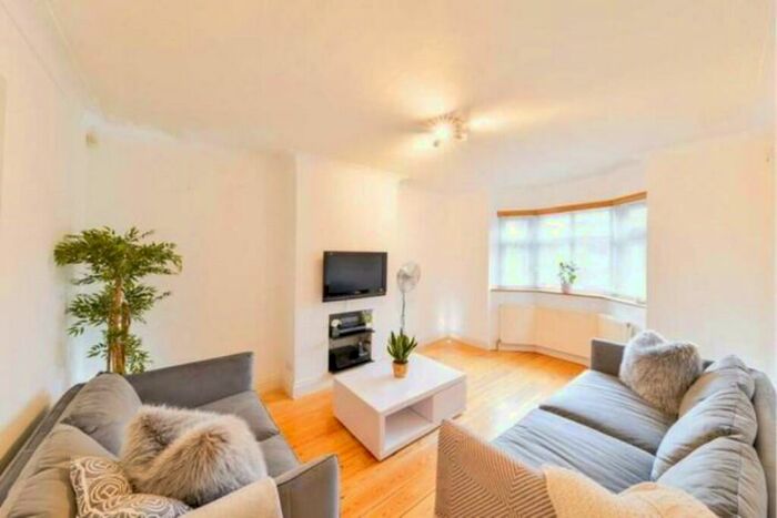 2 Bedroom Apartment To Rent In Heddon Court Avenue, Cockfosters, EN4